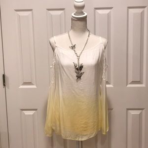 Cute open shoulder blouse with lining! 👚 🥰